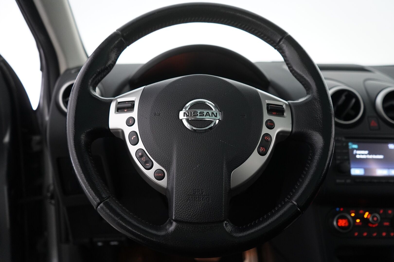 Nissan Qashqai 2011 2,0L Tekna 2WD CVT 17" MY11 *Kamera / Koukku / Navi / BOSE / Panorama* - Suomi-auto / Kahdet hyvät renkaat / Seuraava katsastus 07/2026