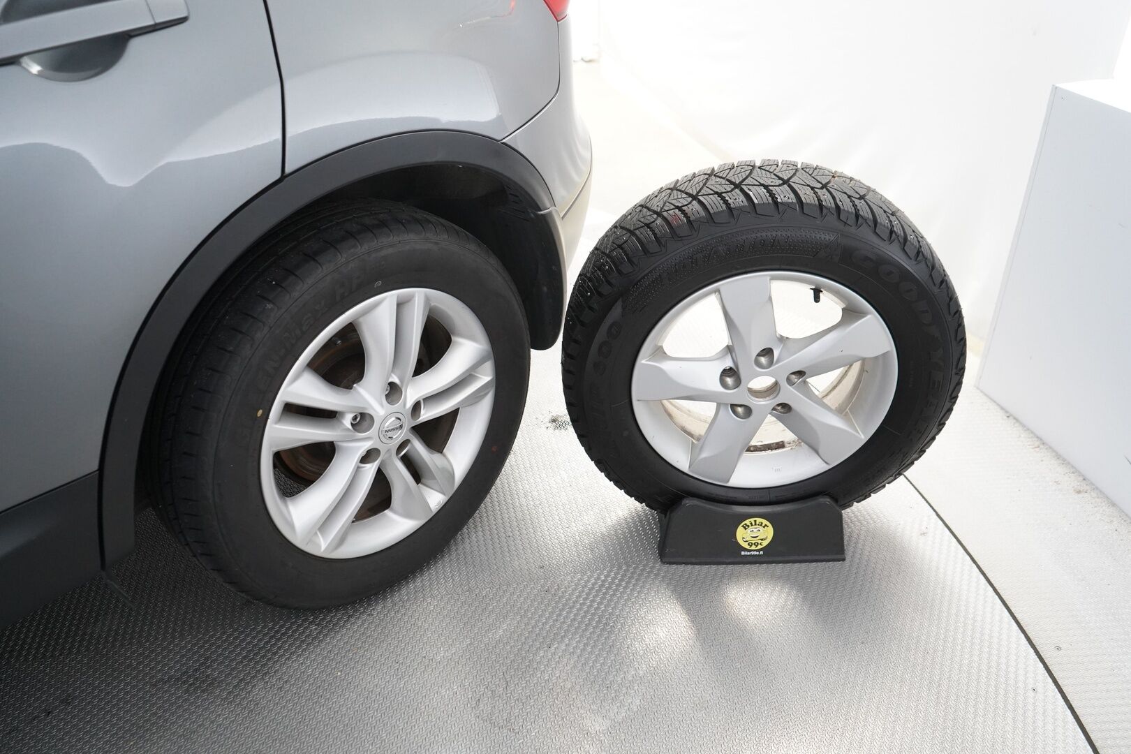 Nissan Qashqai 2011 2,0L Tekna 2WD CVT 17" MY11 *Kamera / Koukku / Navi / BOSE / Panorama* - Suomi-auto / Kahdet hyvät renkaat / Seuraava katsastus 07/2026