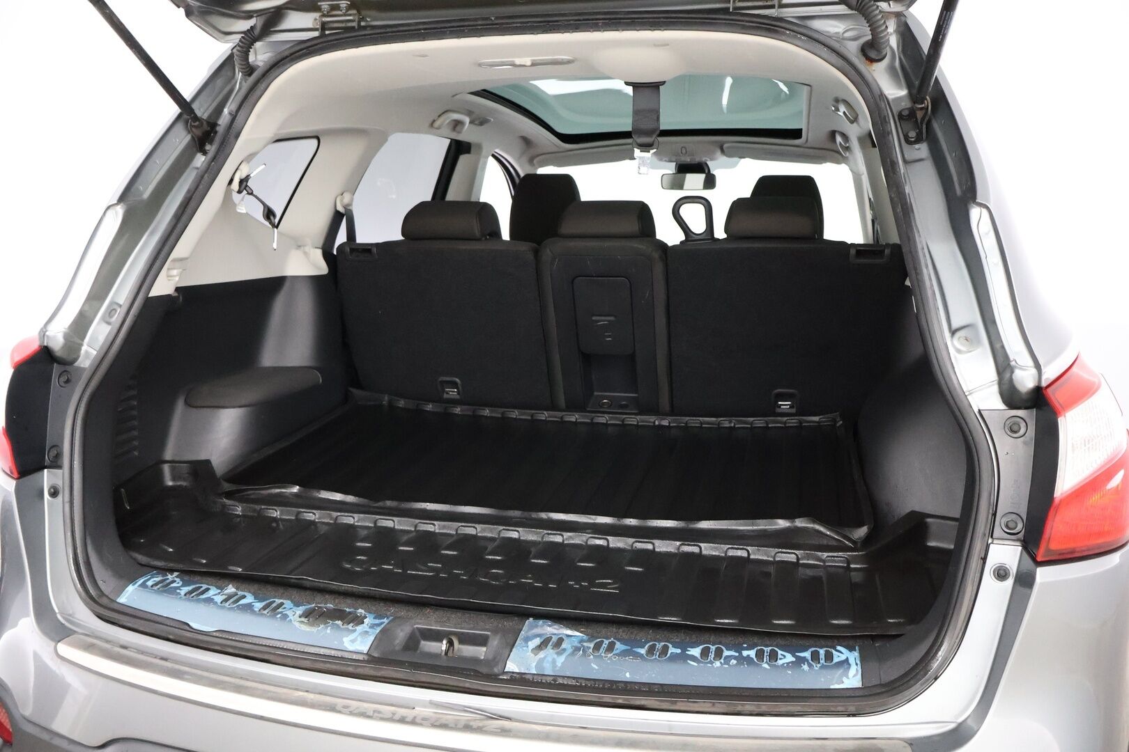 Nissan Qashqai+2 2011 2,0L Acenta 2WD 6M/T MY11 - 7-paikkainen / Vetokoukku / Lasikatto / Vakkari / Lohko & Sisäpistoke / P-tutka / Särmä huoltohistoria! / 2x hyvät renkaat!