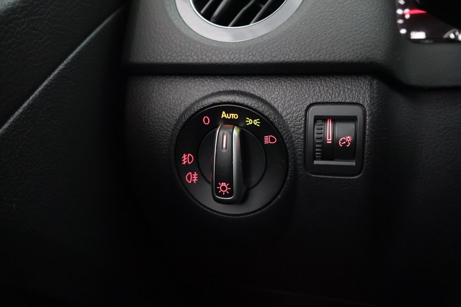 Volkswagen Tiguan 2012 Sport & Style 2,0 TDI 103 kW (140 hv) BlueMotion Technology 4MOTION DSG-aut **1.Om Suomi-auto / Webasto / Vetokoukku / Kangas-Alcantara / Vakionopeudensäädin * - 1.Omisteinen Suomi-auto / Juuri katsastettu / Jakohihna juuri vaihdettu / 2 renkaat / Webasto / Vetokoukku * - Osta nyt, maksa vasta ensi vuonna