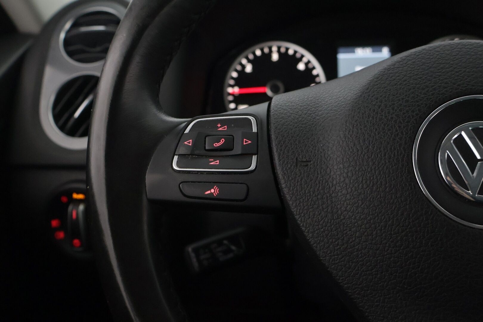 Volkswagen Tiguan 2012 Sport & Style 2,0 TDI 103 kW (140 hv) BlueMotion Technology 4MOTION DSG-aut **1.Om Suomi-auto / Webasto / Vetokoukku / Kangas-Alcantara / Vakionopeudensäädin * - 1.Omisteinen Suomi-auto / Juuri katsastettu / Jakohihna juuri vaihdettu / 2 renkaat / Webasto / Vetokoukku * - Osta nyt, maksa vasta ensi vuonna