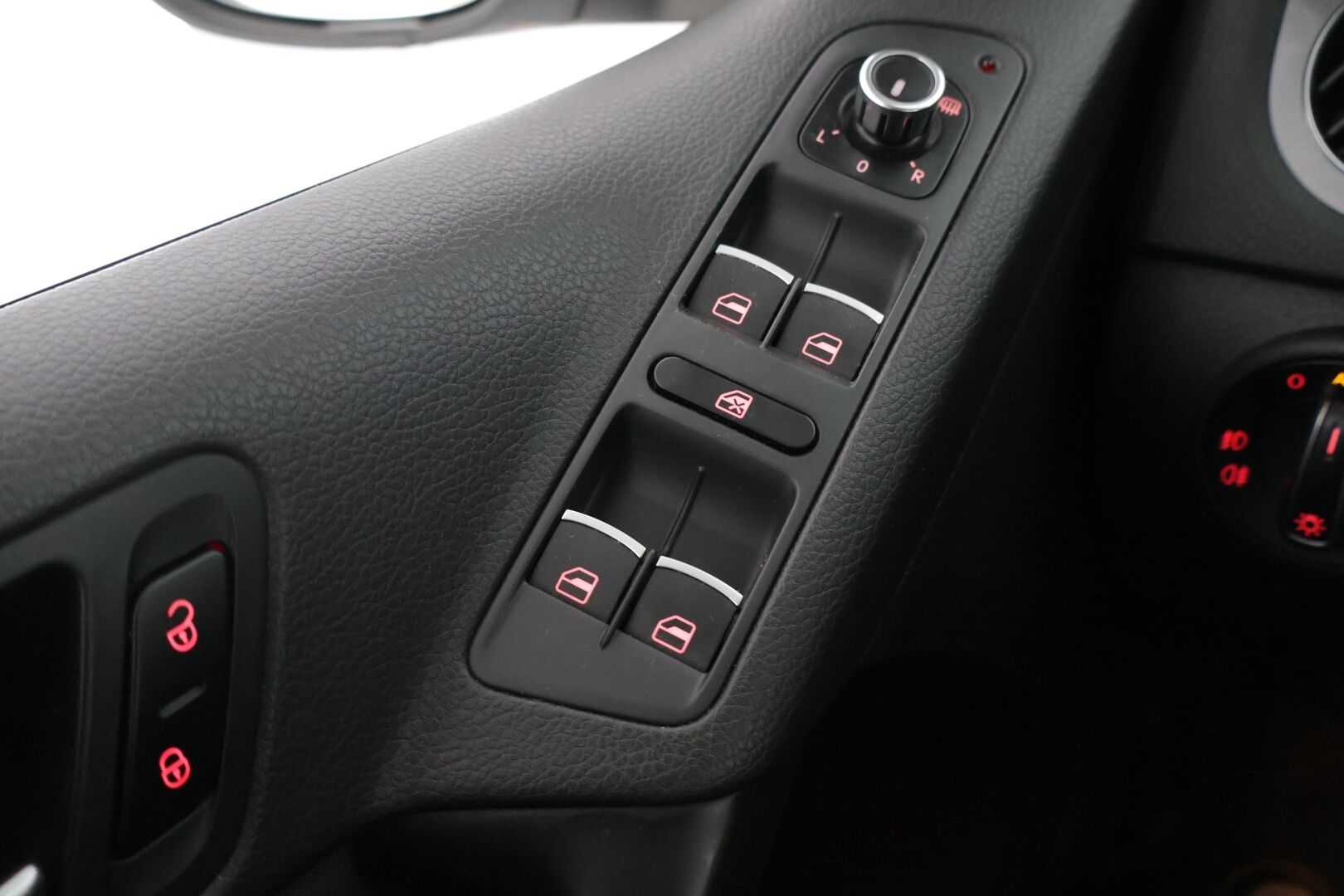 Volkswagen Tiguan 2012 Sport & Style 2,0 TDI 103 kW (140 hv) BlueMotion Technology 4MOTION DSG-aut **1.Om Suomi-auto / Webasto / Vetokoukku / Kangas-Alcantara / Vakionopeudensäädin * - 1.Omisteinen Suomi-auto / Juuri katsastettu / Jakohihna juuri vaihdettu / 2 renkaat / Webasto / Vetokoukku * - Osta nyt, maksa vasta ensi vuonna