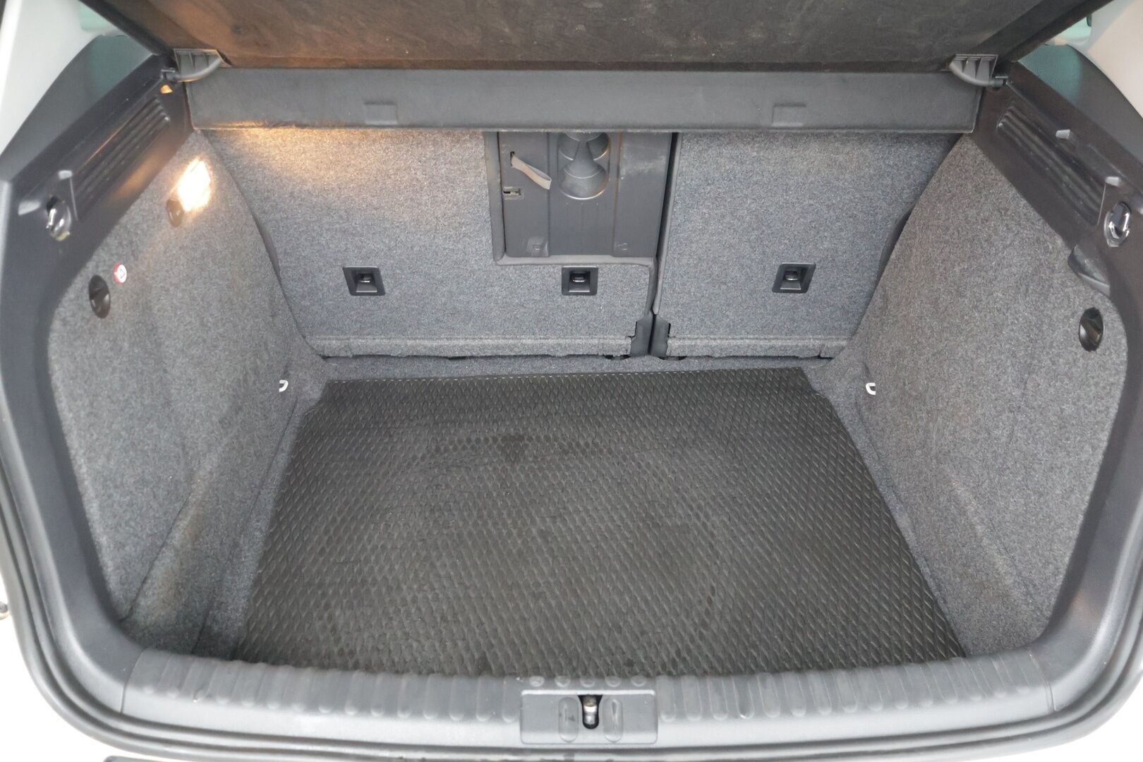 Volkswagen Tiguan 2012 Sport & Style 2,0 TDI 103 kW (140 hv) BlueMotion Technology 4MOTION DSG-aut **1.Om Suomi-auto / Webasto / Vetokoukku / Kangas-Alcantara / Vakionopeudensäädin * - 1.Omisteinen Suomi-auto / Juuri katsastettu / Jakohihna juuri vaihdettu / 2 renkaat / Webasto / Vetokoukku * - Osta nyt, maksa vasta ensi vuonna