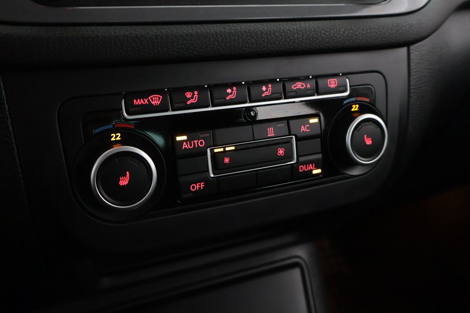 Volkswagen Tiguan 2012 Sport & Style 2,0 TDI 103 kW (140 hv) BlueMotion Technology 4MOTION DSG-aut **1.Om Suomi-auto / Webasto / Vetokoukku / Kangas-Alcantara / Vakionopeudensäädin * - 1.Omisteinen Suomi-auto / Juuri katsastettu / Jakohihna juuri vaihdettu / 2 renkaat / Webasto / Vetokoukku * - Osta nyt, maksa vasta ensi vuonna