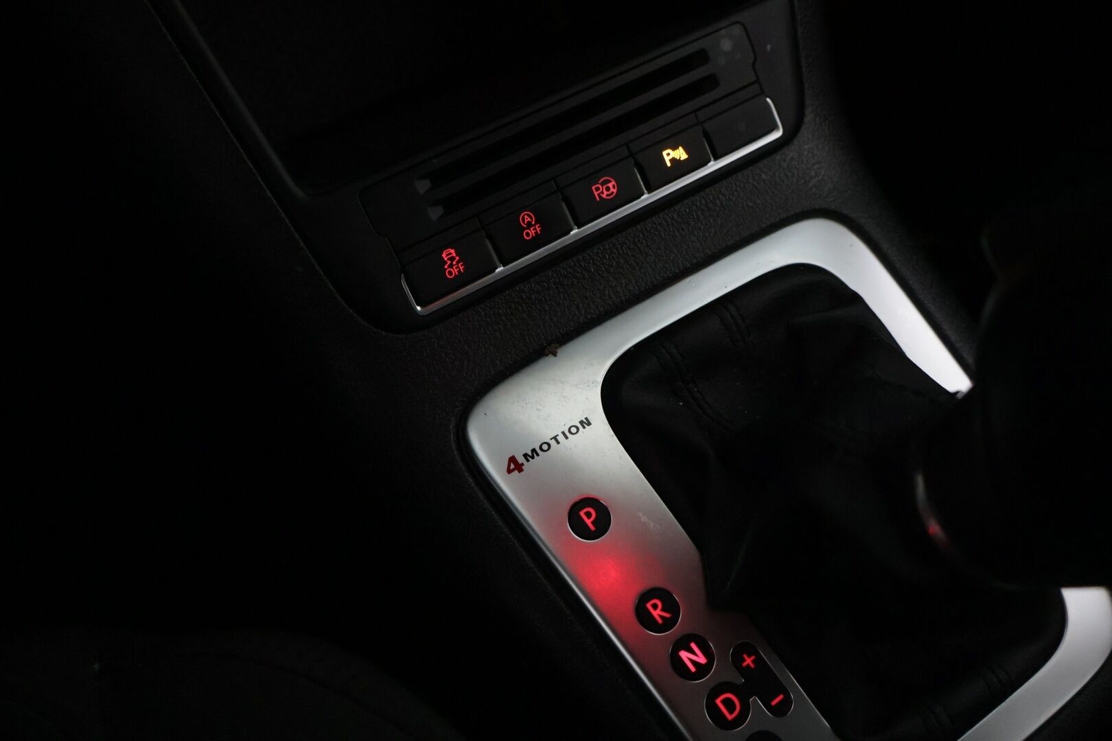 Volkswagen Tiguan 2012 Sport & Style 2,0 TDI 103 kW (140 hv) BlueMotion Technology 4MOTION DSG-aut **1.Om Suomi-auto / Webasto / Vetokoukku / Kangas-Alcantara / Vakionopeudensäädin * - 1.Omisteinen Suomi-auto / Juuri katsastettu / Jakohihna juuri vaihdettu / 2 renkaat / Webasto / Vetokoukku * - Osta nyt, maksa vasta ensi vuonna