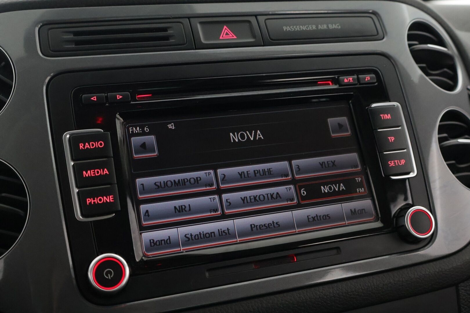 Volkswagen Tiguan 2012 Sport & Style 2,0 TDI 103 kW (140 hv) BlueMotion Technology 4MOTION DSG-aut **1.Om Suomi-auto / Webasto / Vetokoukku / Kangas-Alcantara / Vakionopeudensäädin * - 1.Omisteinen Suomi-auto / Juuri katsastettu / Jakohihna juuri vaihdettu / 2 renkaat / Webasto / Vetokoukku * - Osta nyt, maksa vasta ensi vuonna