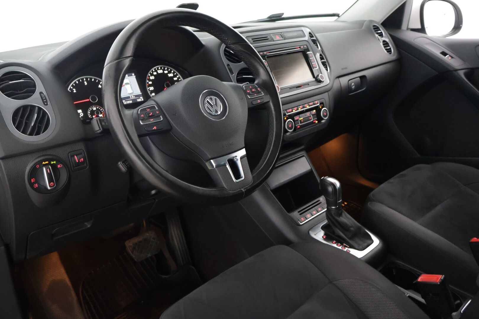 Volkswagen Tiguan 2012 Sport & Style 2,0 TDI 103 kW (140 hv) BlueMotion Technology 4MOTION DSG-aut **1.Om Suomi-auto / Webasto / Vetokoukku / Kangas-Alcantara / Vakionopeudensäädin * - 1.Omisteinen Suomi-auto / Juuri katsastettu / Jakohihna juuri vaihdettu / 2 renkaat / Webasto / Vetokoukku * - Osta nyt, maksa vasta ensi vuonna