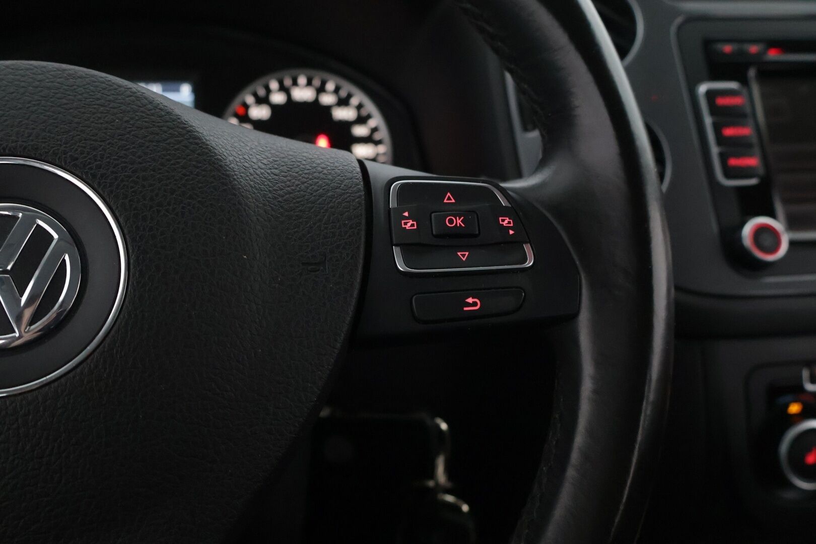 Volkswagen Tiguan 2012 Sport & Style 2,0 TDI 103 kW (140 hv) BlueMotion Technology 4MOTION DSG-aut **1.Om Suomi-auto / Webasto / Vetokoukku / Kangas-Alcantara / Vakionopeudensäädin * - 1.Omisteinen Suomi-auto / Juuri katsastettu / Jakohihna juuri vaihdettu / 2 renkaat / Webasto / Vetokoukku * - Osta nyt, maksa vasta ensi vuonna