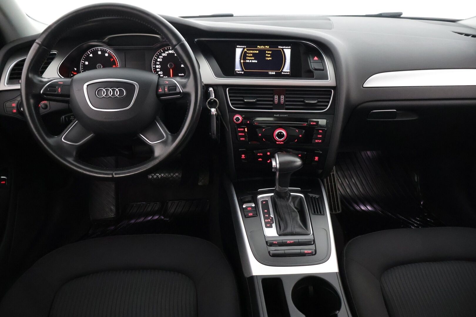 Audi A4 2013 Sedan Business 1,8 TFSI 125 kW multitronic *MYYDÄÄN HUUTOKAUPAT.COM*