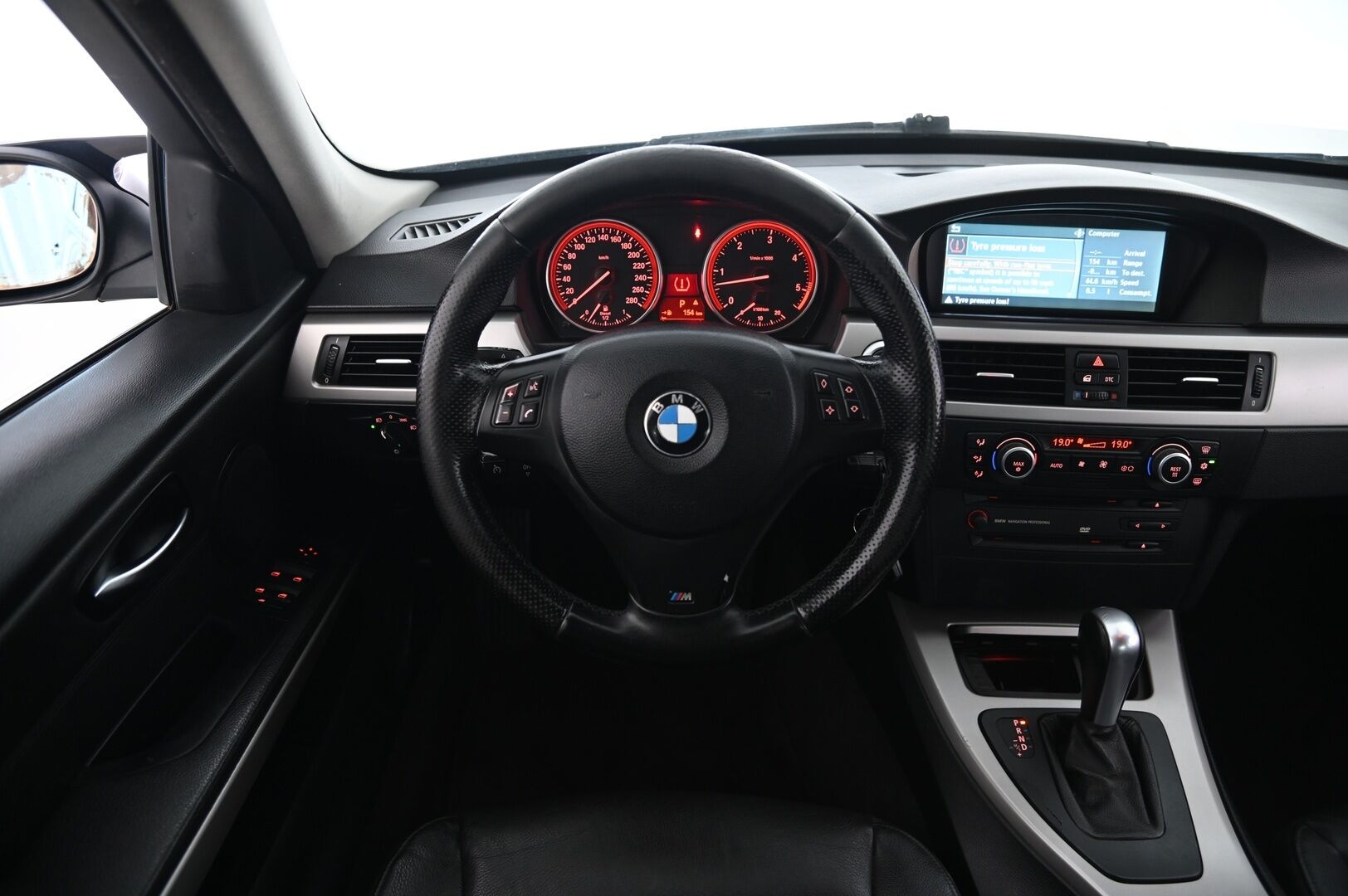 BMW 335 2007 3,0 E90 Sedan *YritysOutlet - Myydään vain yrityksille* Pitkä leima! / M-Sport ratti / Nahat / Proffa Navi* - *YritysOutlet - Myydään vain yrityksille* 2x renkaat aluvanteilla!*