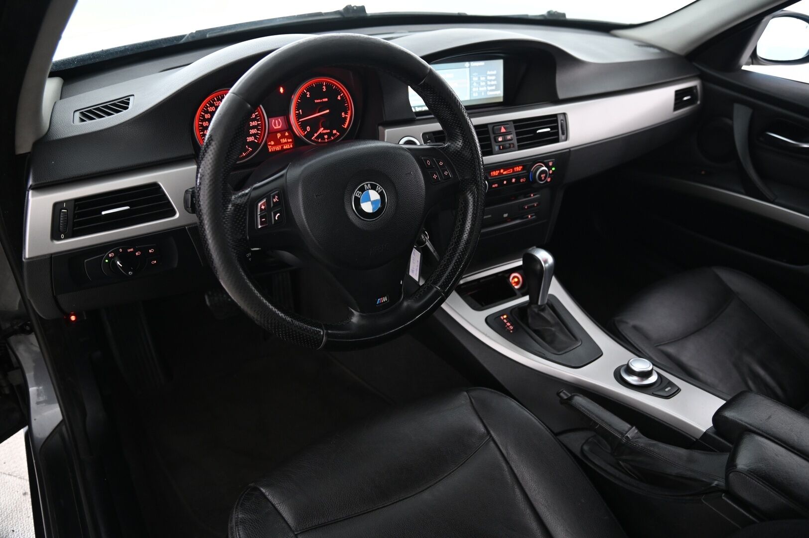 BMW 335 2007 3,0 E90 Sedan *YritysOutlet - Myydään vain yrityksille* Pitkä leima! / M-Sport ratti / Nahat / Proffa Navi* - *YritysOutlet - Myydään vain yrityksille* 2x renkaat aluvanteilla!*