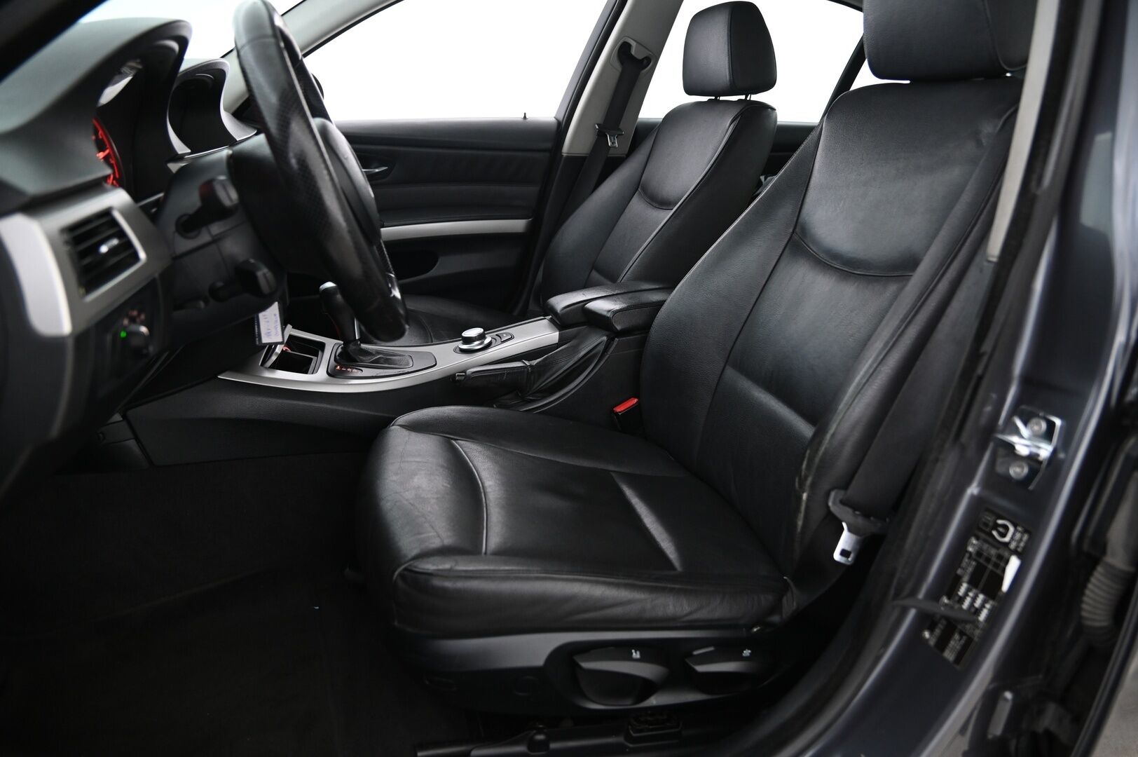 BMW 335 2007 3,0 E90 Sedan *YritysOutlet - Myydään vain yrityksille* Pitkä leima! / M-Sport ratti / Nahat / Proffa Navi* - *YritysOutlet - Myydään vain yrityksille* 2x renkaat aluvanteilla!*