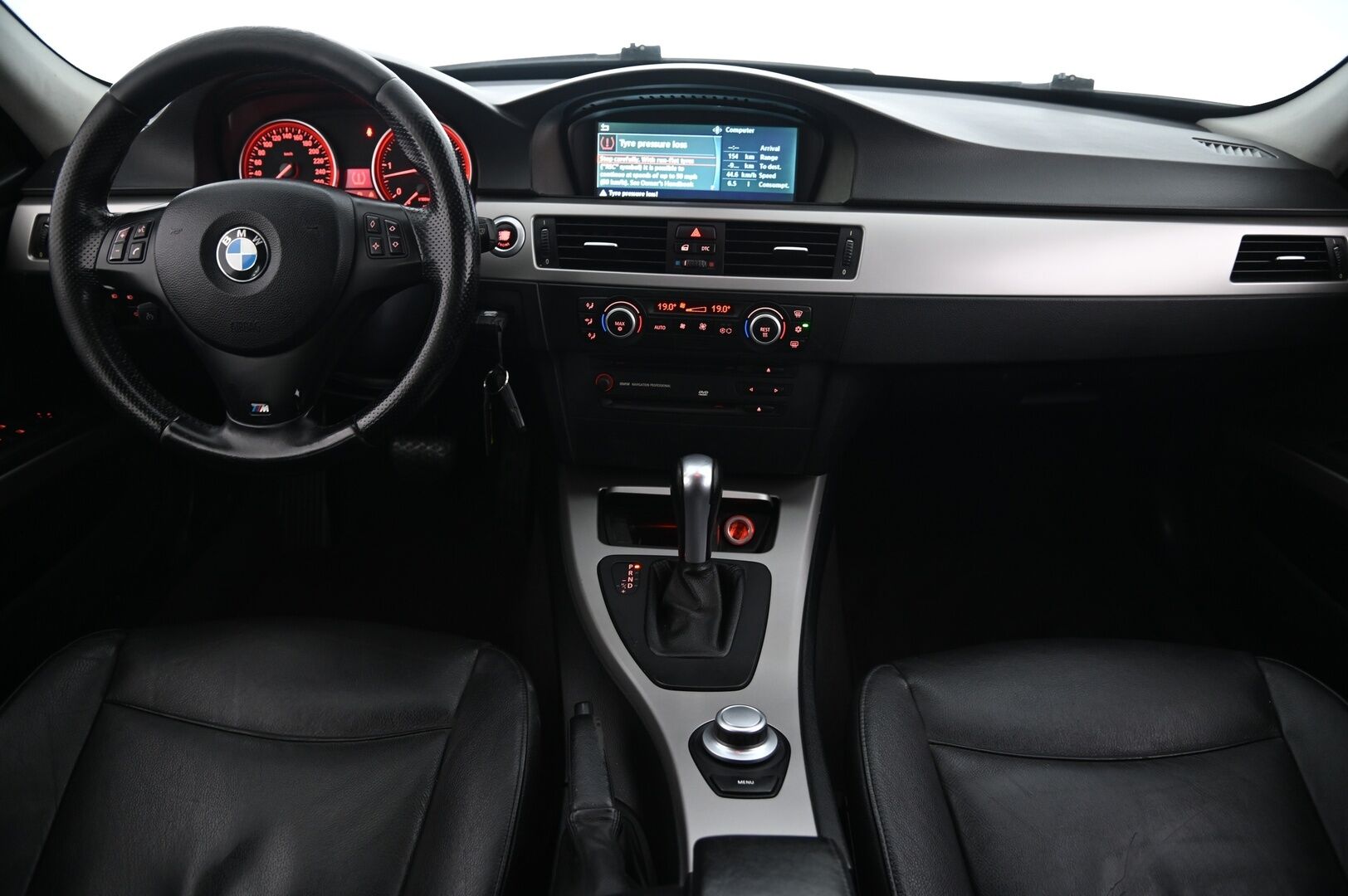 BMW 335 2007 3,0 E90 Sedan *YritysOutlet - Myydään vain yrityksille* Pitkä leima! / M-Sport ratti / Nahat / Proffa Navi* - *YritysOutlet - Myydään vain yrityksille* 2x renkaat aluvanteilla!*