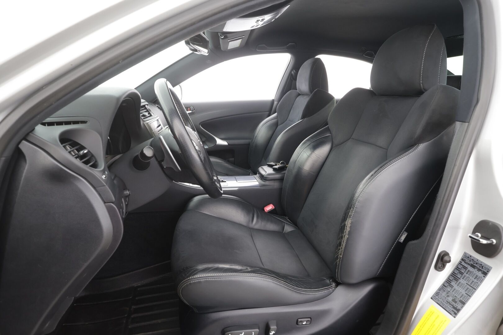 Lexus IS 2012 250 A F-Sport - | Sähköpenkit | Nahka-alcantara | Sporttiputkisto | Xenon | P.tutka | Keyless | Huoltokirja | 2x renkaat aluin | Upea yksilö! | 