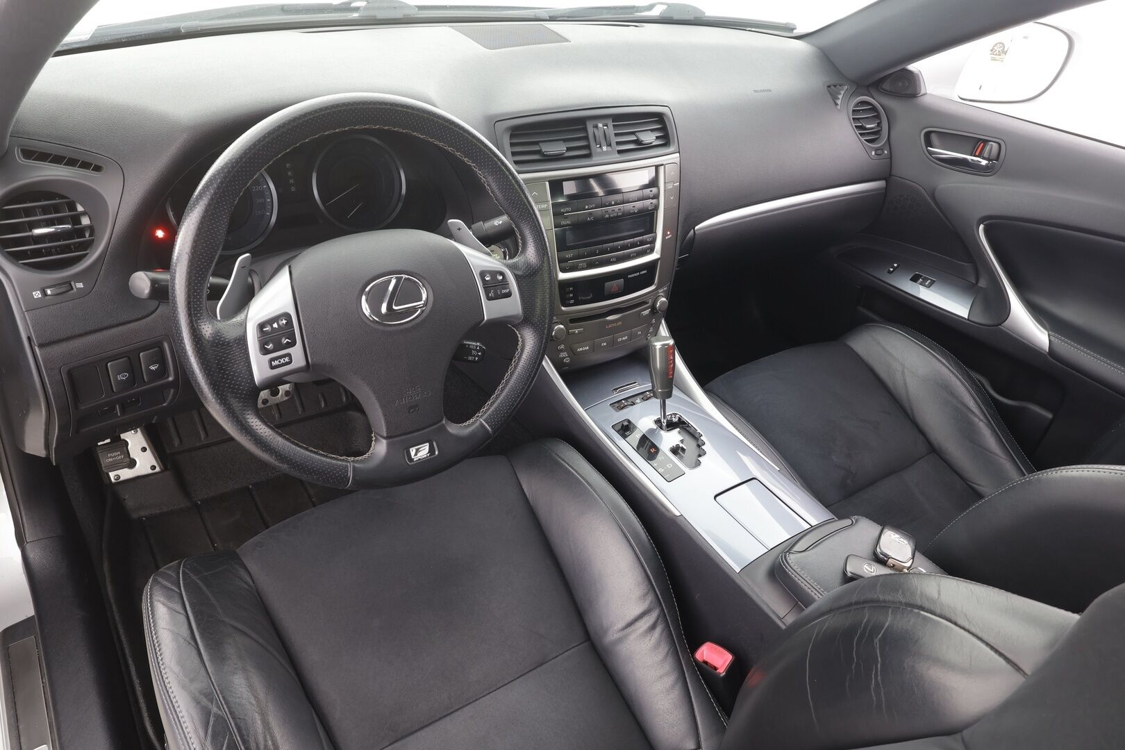 Lexus IS 2012 250 A F-Sport - | Sähköpenkit | Nahka-alcantara | Sporttiputkisto | Xenon | P.tutka | Keyless | Huoltokirja | 2x renkaat aluin | Upea yksilö! | 