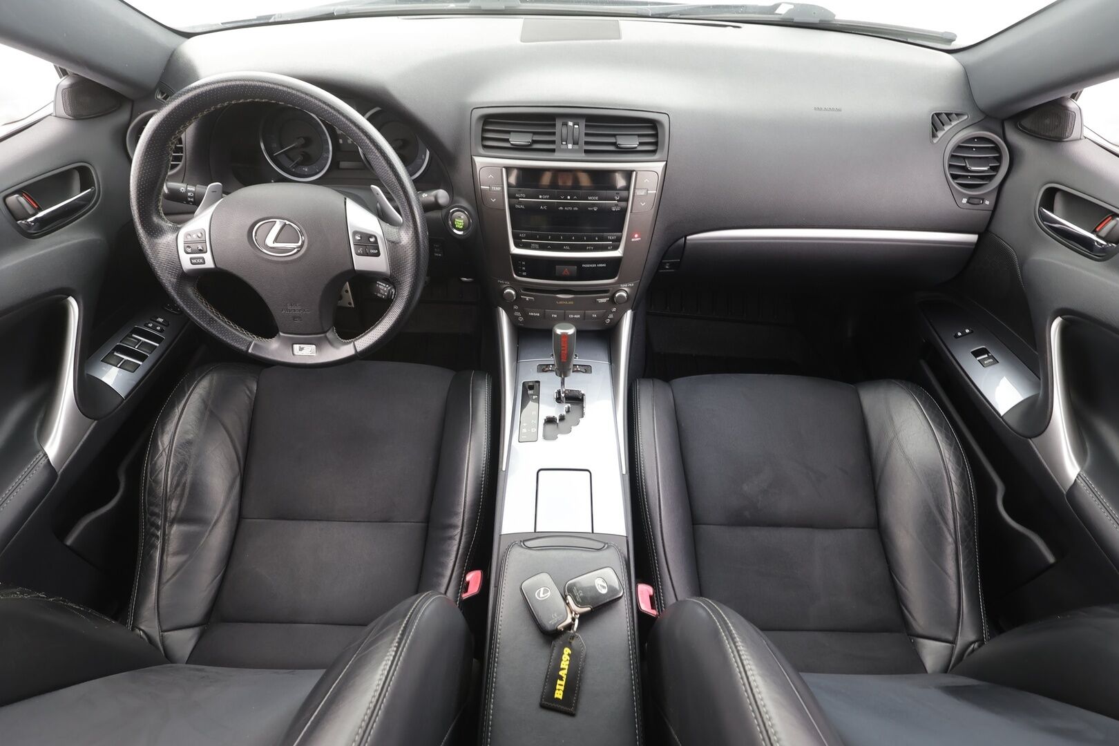 Lexus IS 2012 250 A F-Sport - | Sähköpenkit | Nahka-alcantara | Sporttiputkisto | Xenon | P.tutka | Keyless | Huoltokirja | 2x renkaat aluin | Upea yksilö! | 