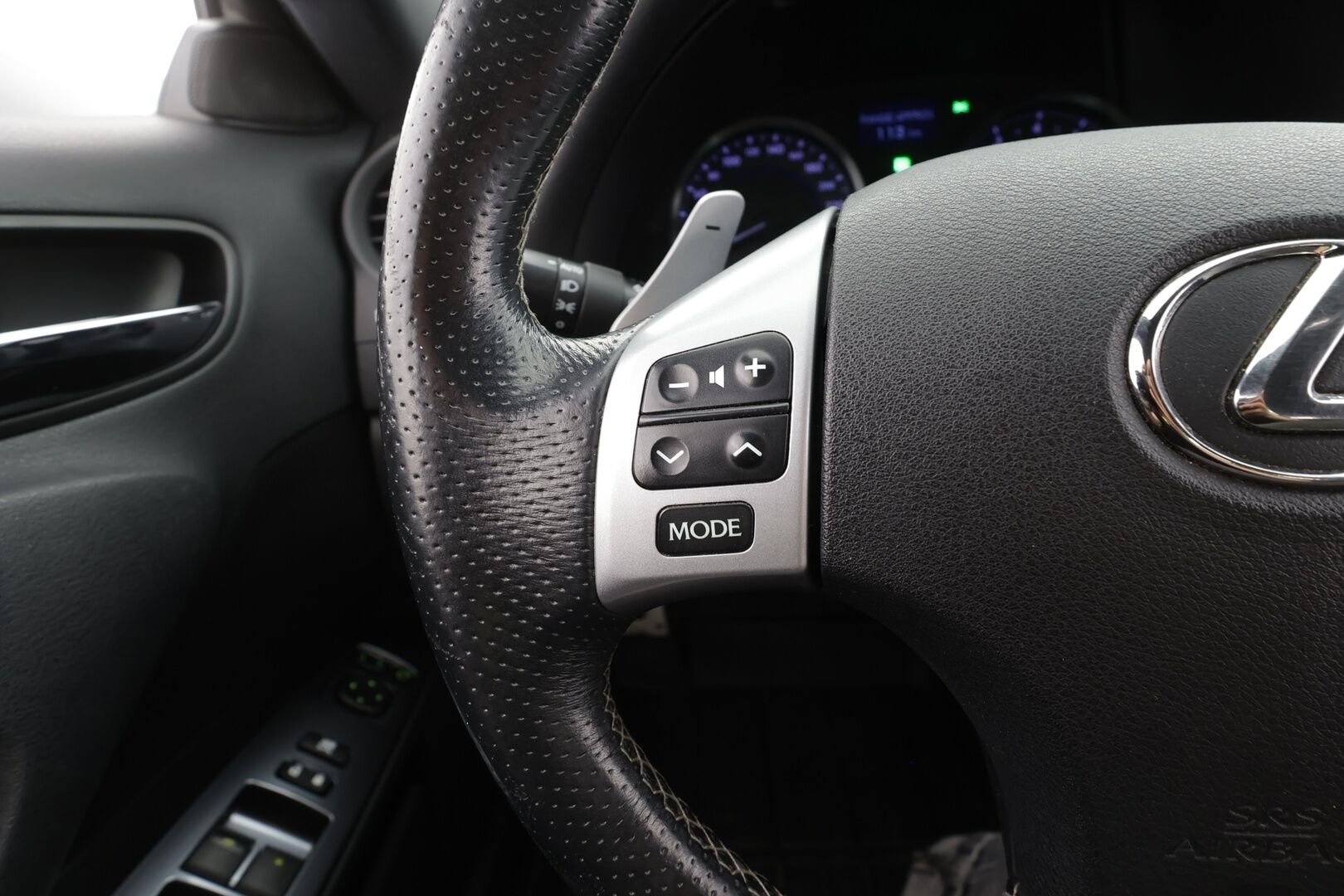 Lexus IS 2012 250 A F-Sport - | Sähköpenkit | Nahka-alcantara | Sporttiputkisto | Xenon | P.tutka | Keyless | Huoltokirja | 2x renkaat aluin | Upea yksilö! | 