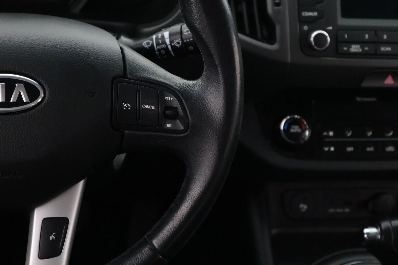 Kia Sportage 2012 2,0 AWD EX A/T - Suomiauto / Vetokoukku / Lohkolämmitin & Sisäpistoke / Peruutustutka / Vakkari / 2x Hyvät renkaat!