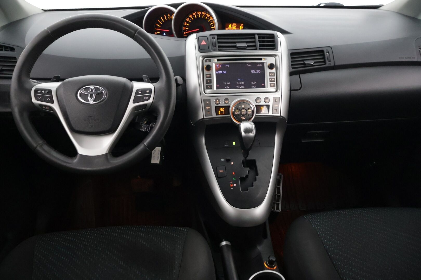 Toyota Verso 2013 1,8 Valvematic Family Multidrive S 7p - Merkkiliikkeen huoltohistoria / P-kamera / Lohko / P-tutkat / Bluetooth