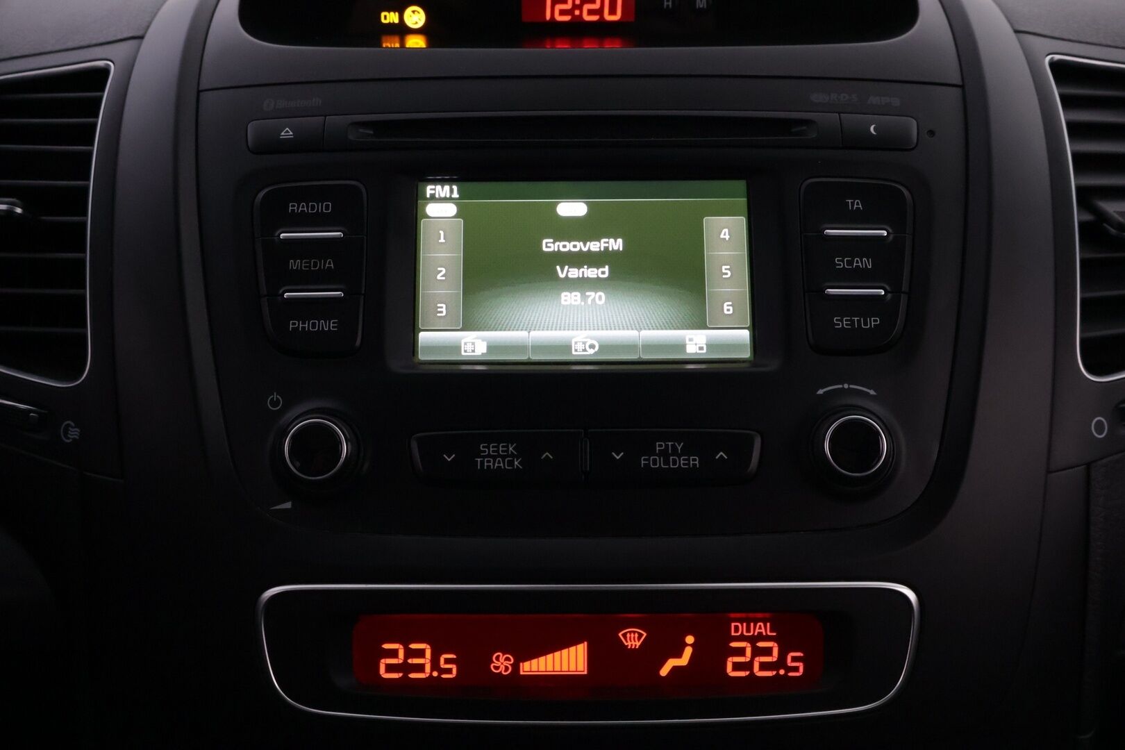 Kia Sorento 2013 2,2 CRDi AWD TX A/T 5P * Suomiauto / Vetokoukku / Ilmastoidut Nahat / Panorama / Sähköpenkit / Peruutuskamera / - Supervarusteet / 2x Hyvät renkaat aluvantein / Juuri tullut Tampereelle!