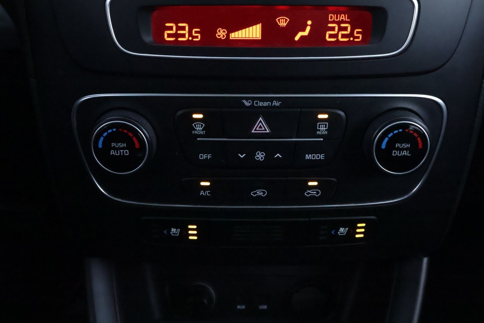 Kia Sorento 2013 2,2 CRDi AWD TX A/T 5P * Suomiauto / Vetokoukku / Ilmastoidut Nahat / Panorama / Sähköpenkit / Peruutuskamera / - Supervarusteet / 2x Hyvät renkaat aluvantein / Juuri tullut Tampereelle!