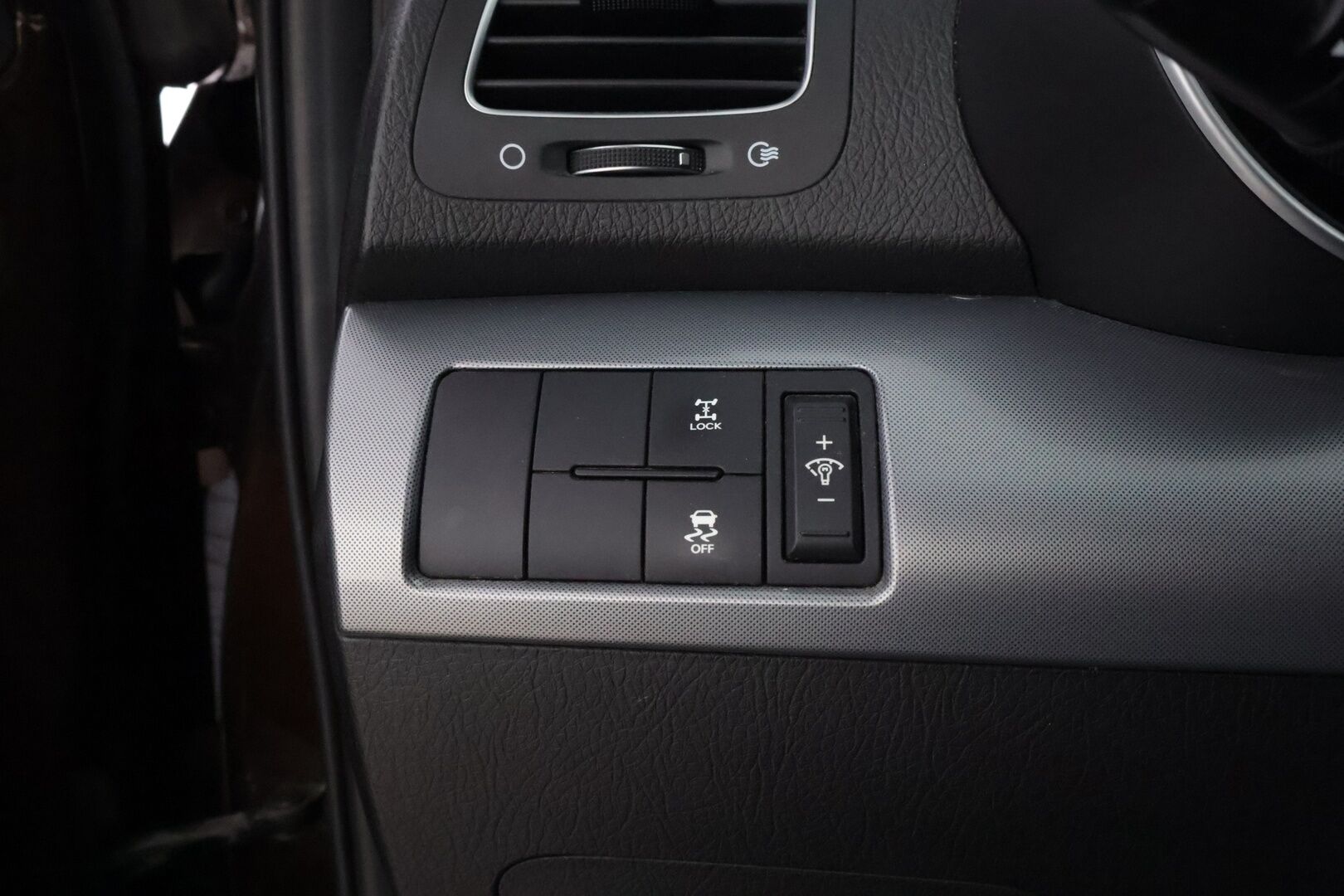 Kia Sorento 2013 2,2 CRDi AWD TX A/T 5P * Suomiauto / Vetokoukku / Ilmastoidut Nahat / Panorama / Sähköpenkit / Peruutuskamera / - Supervarusteet / 2x Hyvät renkaat aluvantein / Juuri tullut Tampereelle!