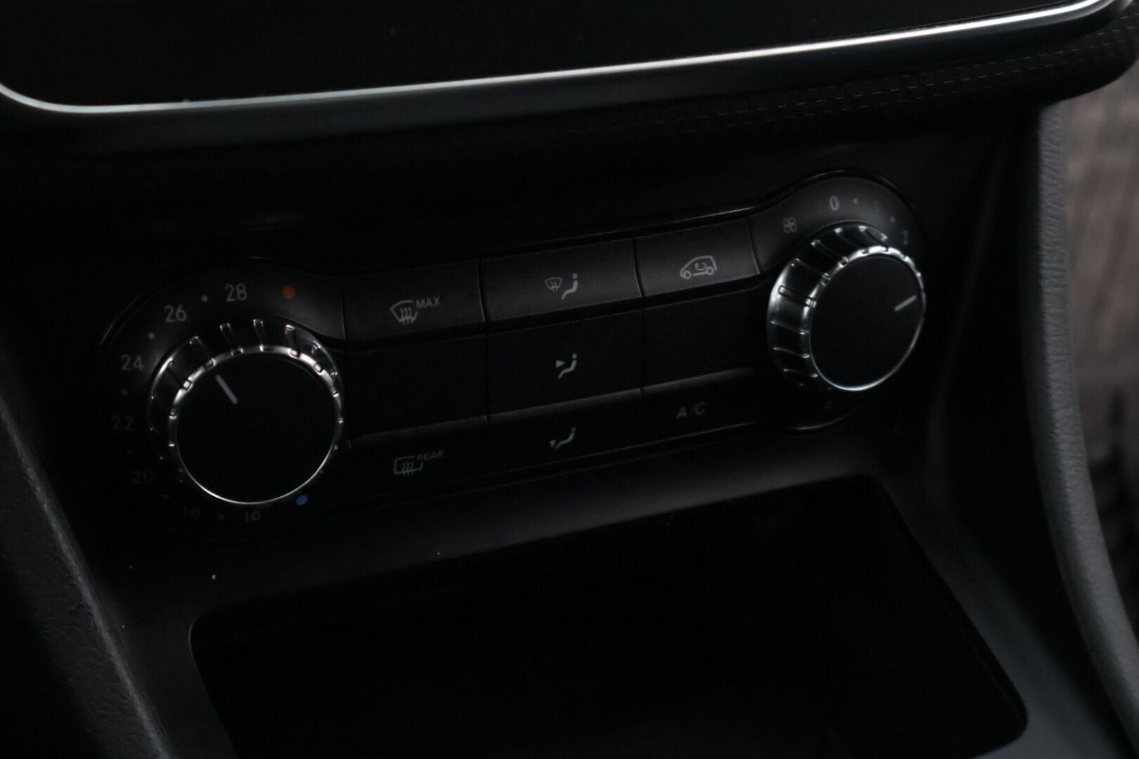 Mercedes-Benz A 2013 180 BE* Tutkat / Puolinahkapenkit / Vakkari * - * kahdet hyväkuntoiset renkaat alumiinivanteilla / Suomi-auto / säännöllisesti huollettu / Juuri huollettu *