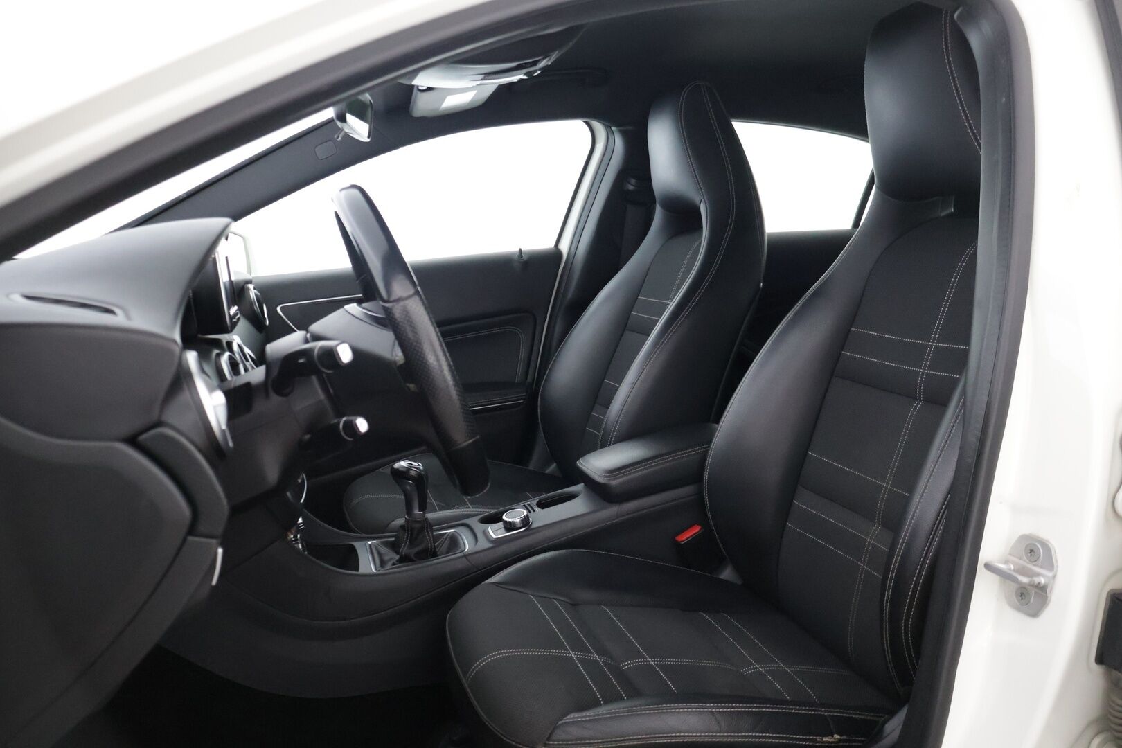 Mercedes-Benz A 2013 180 BE* Tutkat / Puolinahkapenkit / Vakkari * - * kahdet hyväkuntoiset renkaat alumiinivanteilla / Suomi-auto / säännöllisesti huollettu / Juuri huollettu *