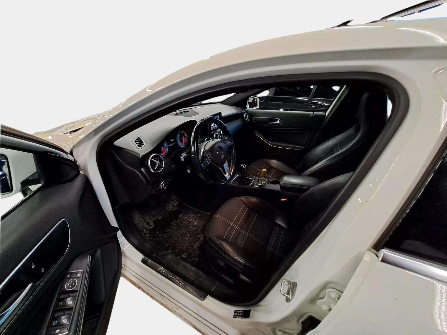 Mercedes-Benz A 2012 180 BE* Tutkat / Puolinahkapenkit / Vakkari * - * kahdet hyväkuntoiset renkaat alumiinivanteilla / Suomi-auto / säännöllisesti huollettu *