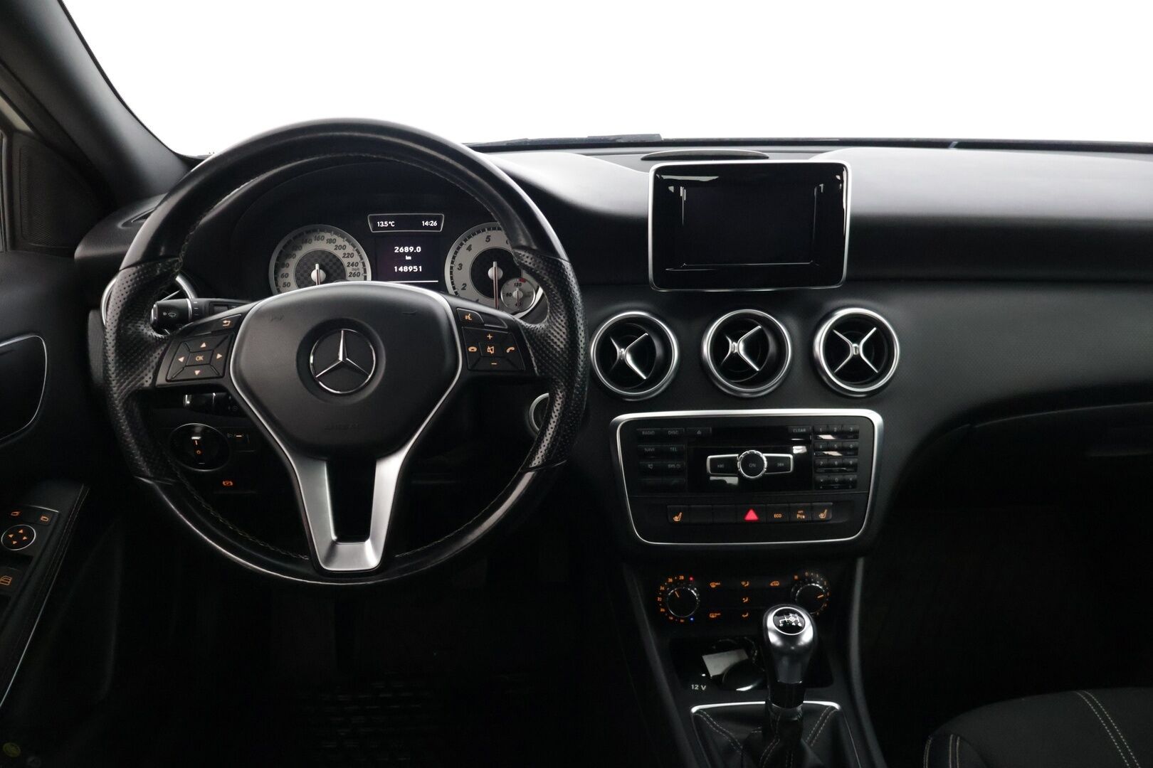 Mercedes-Benz A 2013 180 BE* Tutkat / Puolinahkapenkit / Vakkari * - * kahdet hyväkuntoiset renkaat alumiinivanteilla / Suomi-auto / säännöllisesti huollettu / Juuri huollettu *