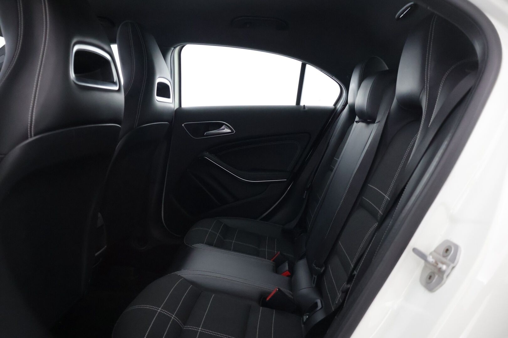 Mercedes-Benz A 2013 180 BE* Tutkat / Puolinahkapenkit / Vakkari * - * kahdet hyväkuntoiset renkaat alumiinivanteilla / Suomi-auto / säännöllisesti huollettu / Juuri huollettu *