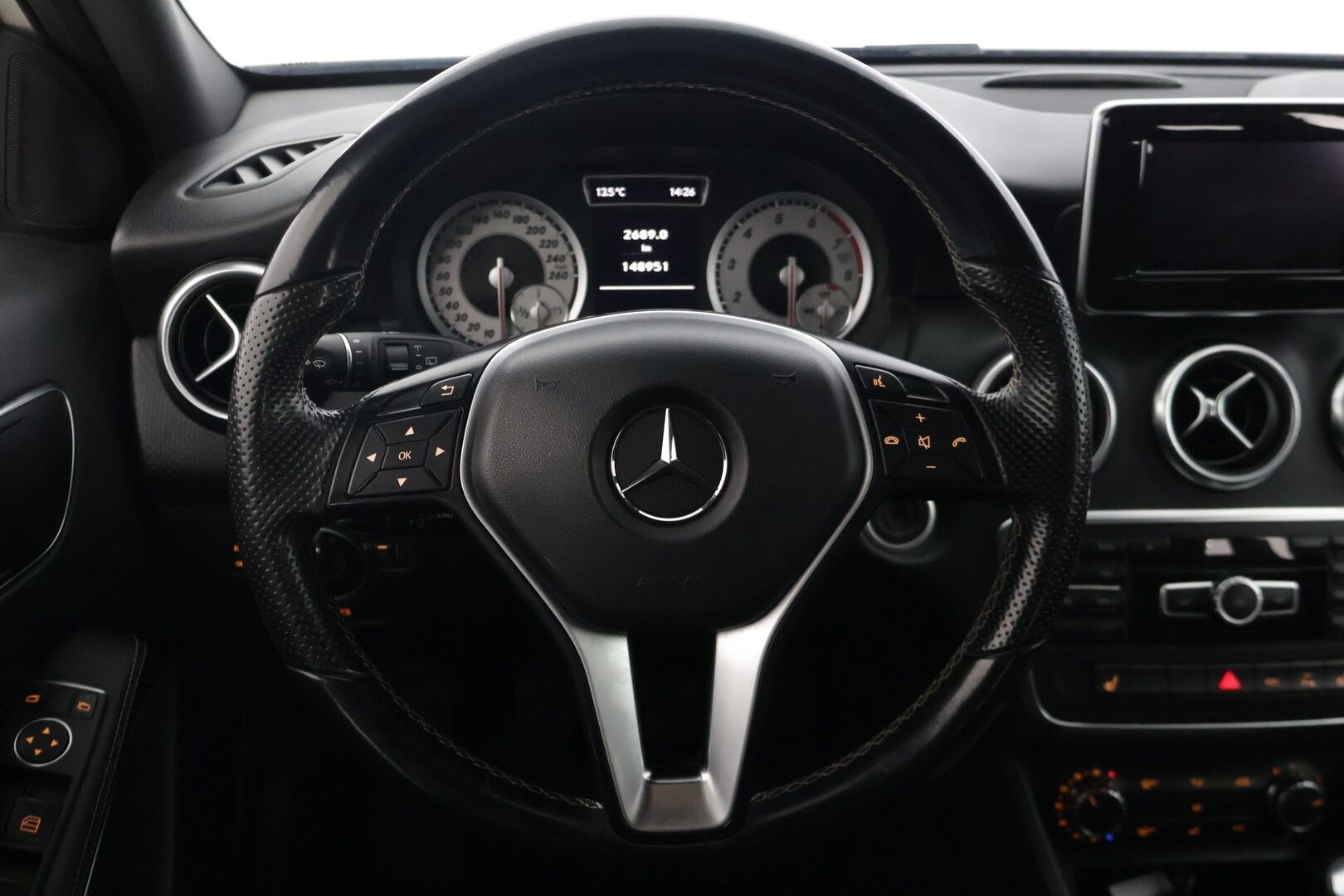 Mercedes-Benz A 2013 180 BE* Tutkat / Puolinahkapenkit / Vakkari * - * kahdet hyväkuntoiset renkaat alumiinivanteilla / Suomi-auto / säännöllisesti huollettu / Juuri huollettu *