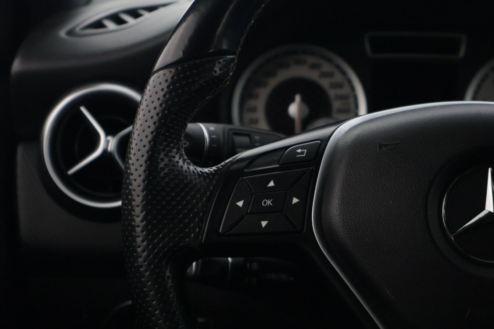 Mercedes-Benz A 2013 180 BE* Tutkat / Puolinahkapenkit / Vakkari * - * kahdet hyväkuntoiset renkaat alumiinivanteilla / Suomi-auto / säännöllisesti huollettu / Juuri huollettu *