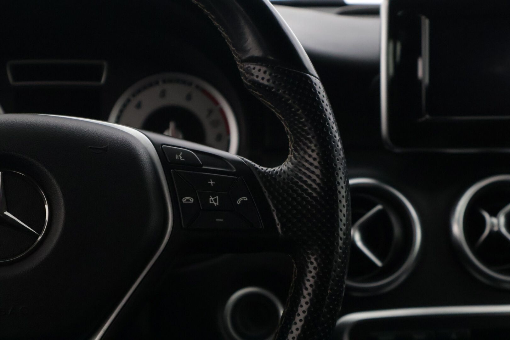 Mercedes-Benz A 2013 180 BE* Tutkat / Puolinahkapenkit / Vakkari * - * kahdet hyväkuntoiset renkaat alumiinivanteilla / Suomi-auto / säännöllisesti huollettu / Juuri huollettu *