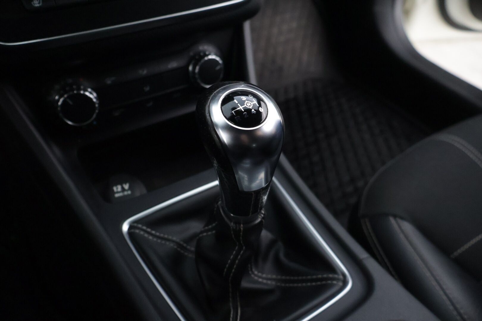 Mercedes-Benz A 2013 180 BE* Tutkat / Puolinahkapenkit / Vakkari * - * kahdet hyväkuntoiset renkaat alumiinivanteilla / Suomi-auto / säännöllisesti huollettu / Juuri huollettu *