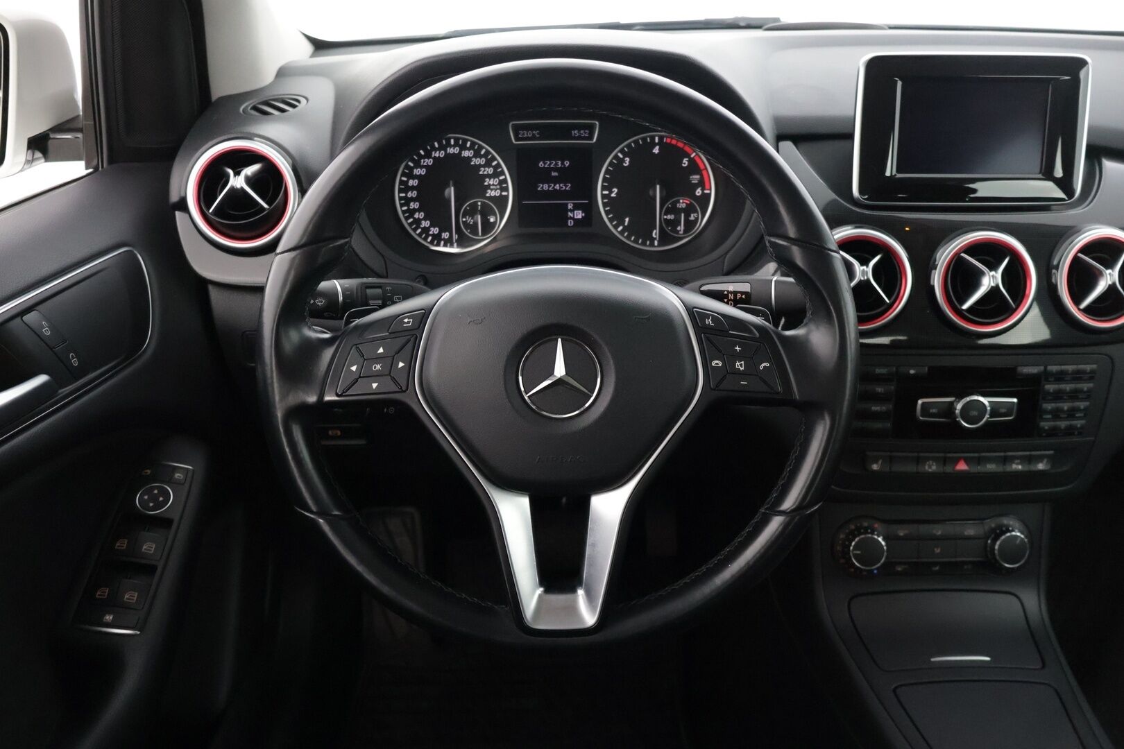 Mercedes-Benz B 2013 180 CDI BE A Premium Business - Suomiauto / Vakkari / Navigointi / Lohko & Sisäpistoke / Peruutustutkat / Upeasti huollettu / Siisti ikäisekseen!