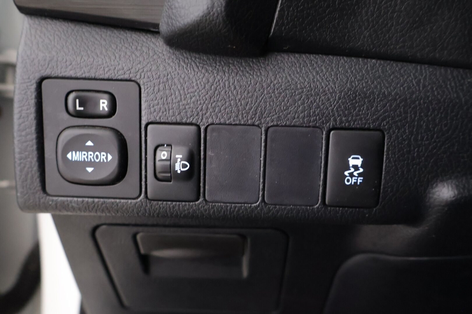 Toyota Auris 2013 1,6 Valvematic Life 5ov - | Lohko+Sisä | 2x Renkaat | 2x Avaimet | Suomi-auto |