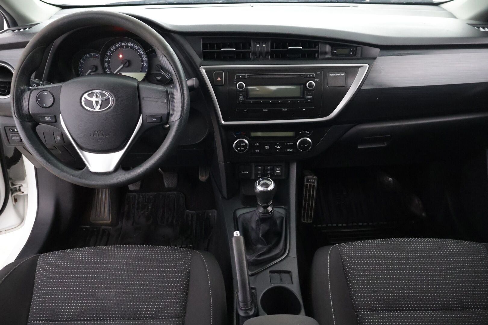 Toyota Auris 2013 1,6 Valvematic Life 5ov - | Lohko+Sisä | 2x Renkaat | 2x Avaimet | Suomi-auto |