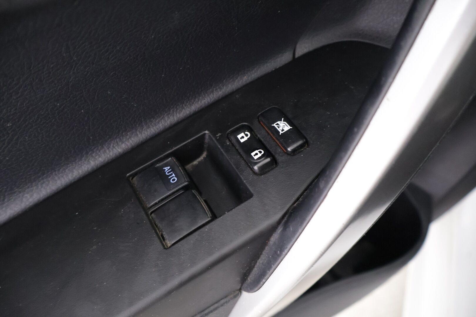 Toyota Auris 2013 1,6 Valvematic Life 5ov - | Lohko+Sisä | 2x Renkaat | 2x Avaimet | Suomi-auto |