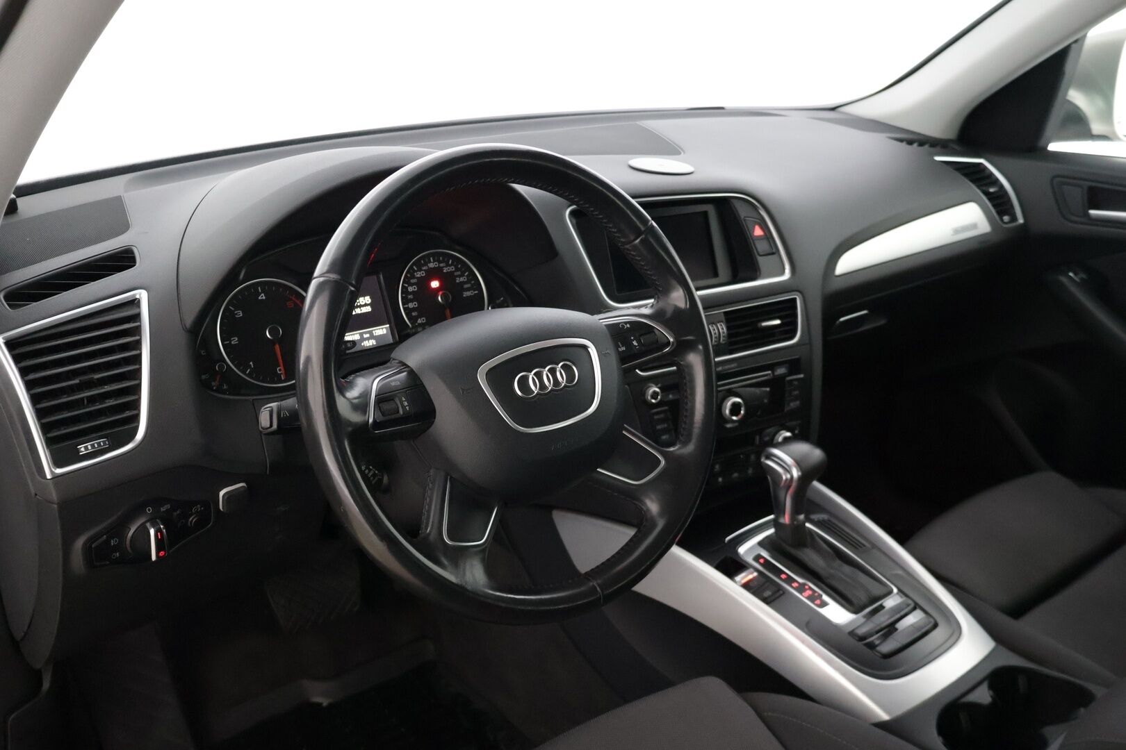 Audi Q5 2013 Business 2,0 TDI 130 kW quattro S tronic * Webasto / Adapt. vakkari / Kaistavahti / P.tutkat / Koukku / Sportpenkit * - * Suomiauto / Kattavasti huollettu yksilö! / 2x renkaat / Kaistavahti / Sähkökontti *