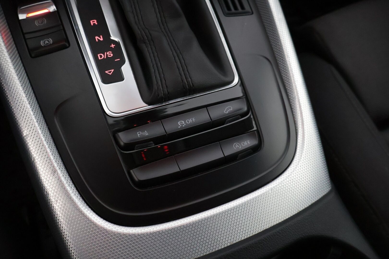 Audi Q5 2013 Business 2,0 TDI 130 kW quattro S tronic * Webasto / Adapt. vakkari / Kaistavahti / P.tutkat / Koukku / Sportpenkit * - * Suomiauto / Kattavasti huollettu yksilö! / 2x renkaat / Kaistavahti / Sähkökontti * - HULLUT BLACKWEEK JATKOT - KORKOTARJOUS 2,49%