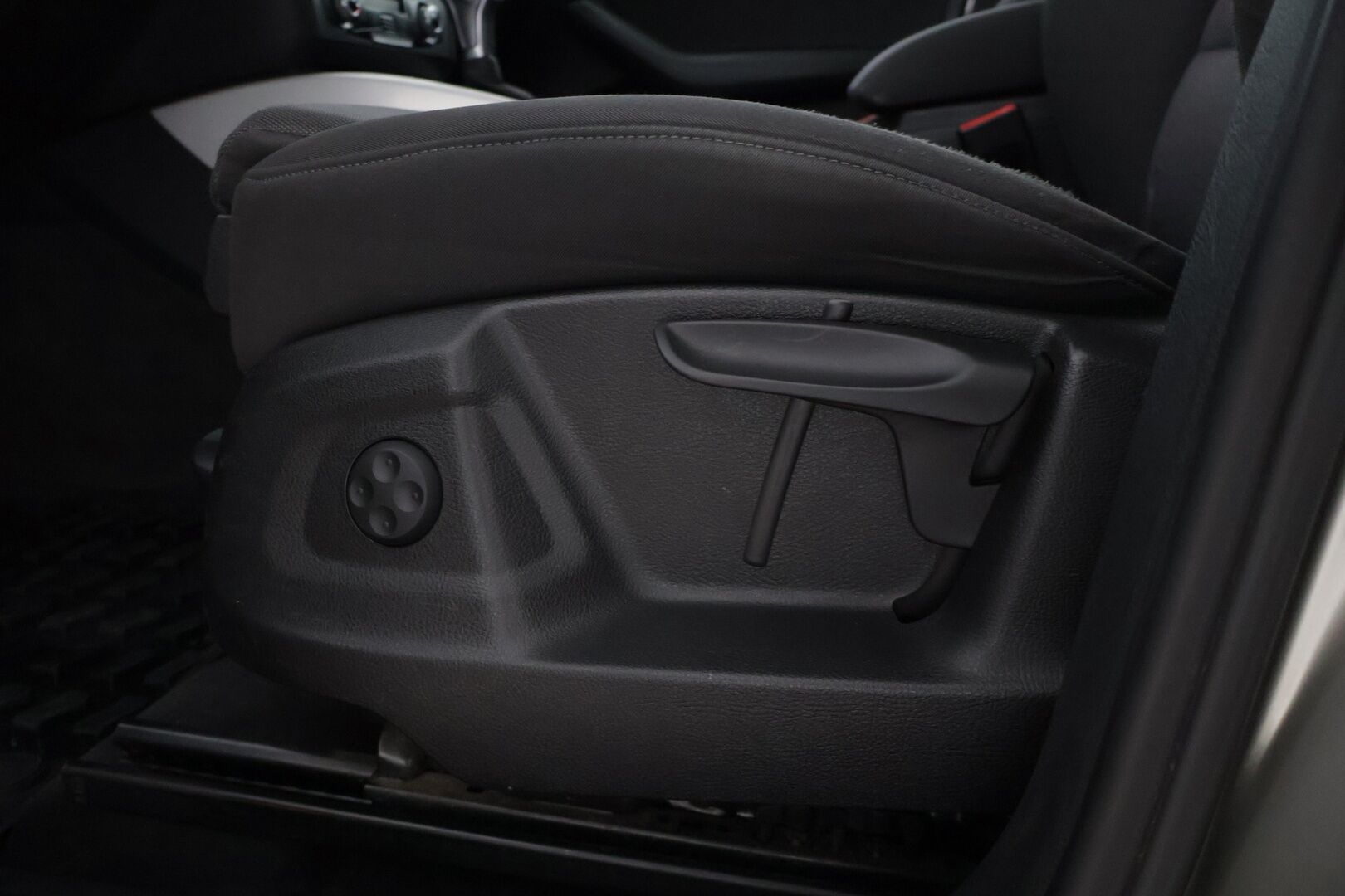 Audi Q5 2013 Business 2,0 TDI 130 kW quattro S tronic * Webasto / Adapt. vakkari / Kaistavahti / P.tutkat / Koukku / Sportpenkit * - * Suomiauto / Kattavasti huollettu yksilö! / 2x renkaat / Kaistavahti / Sähkökontti * - HULLUT BLACKWEEK JATKOT - KORKOTARJOUS 2,49%