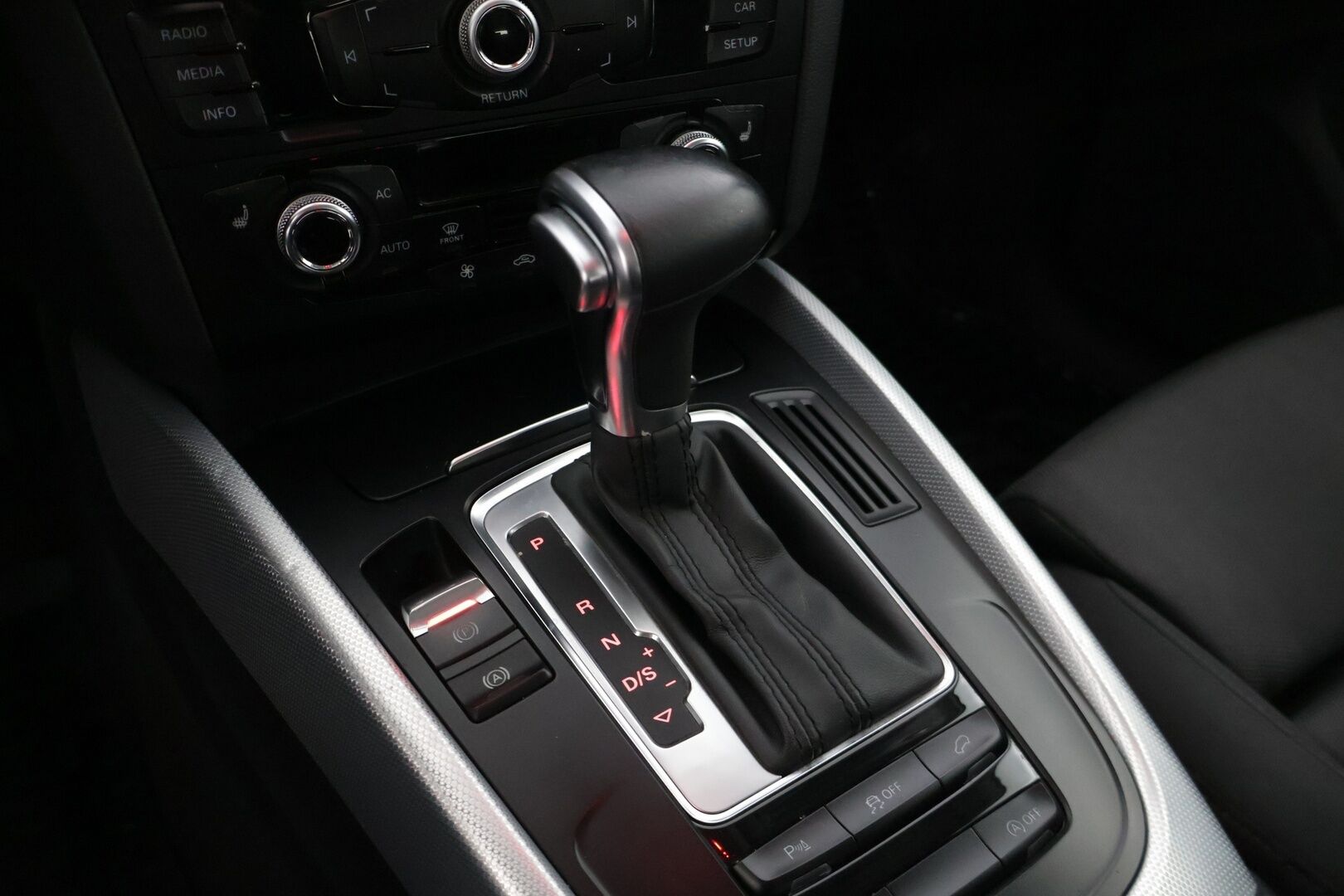 Audi Q5 2013 Business 2,0 TDI 130 kW quattro S tronic * Webasto / Adapt. vakkari / Kaistavahti / P.tutkat / Koukku / Sportpenkit * - * Suomiauto / Kattavasti huollettu yksilö! / 2x renkaat / Kaistavahti / Sähkökontti *