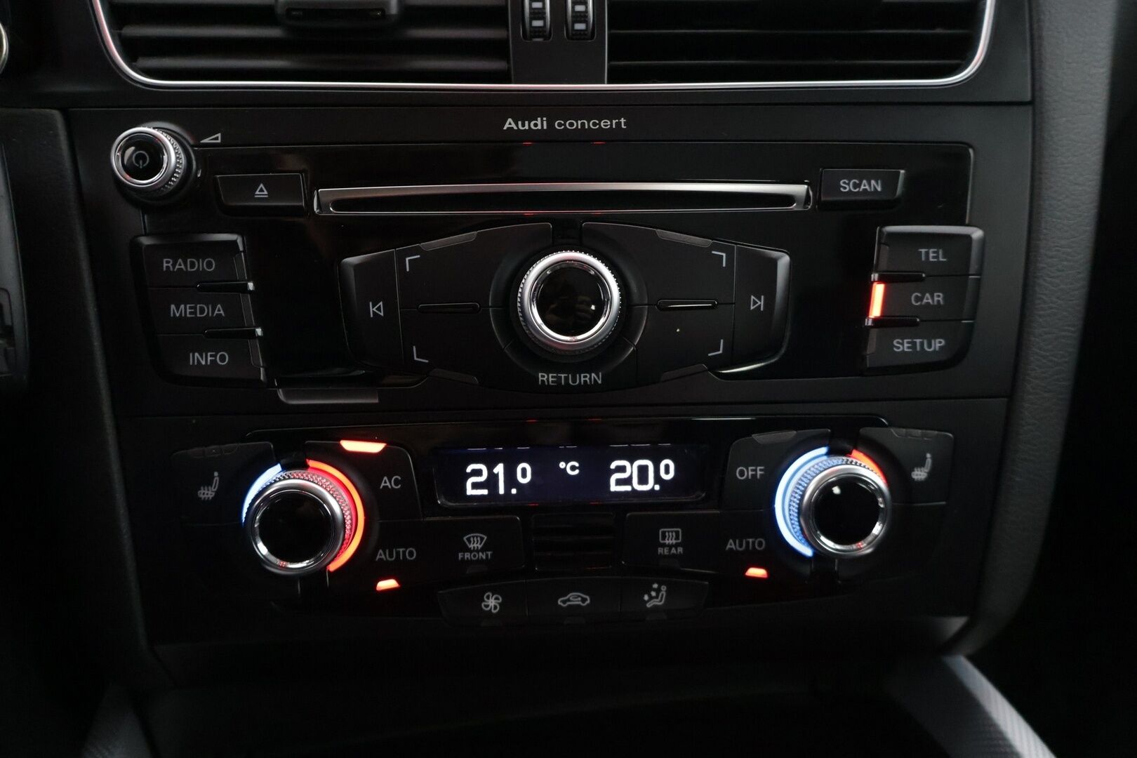 Audi Q5 2013 Business 2,0 TDI 130 kW quattro S tronic * Webasto / Adapt. vakkari / Kaistavahti / P.tutkat / Koukku / Sportpenkit * - * Suomiauto / Kattavasti huollettu yksilö! / 2x renkaat / Kaistavahti / Sähkökontti * - HULLUT BLACKWEEK JATKOT - KORKOTARJOUS 2,49%