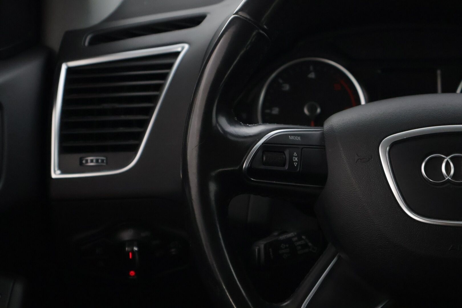 Audi Q5 2013 Business 2,0 TDI 130 kW quattro S tronic * Webasto / Adapt. vakkari / Kaistavahti / P.tutkat / Koukku / Sportpenkit * - * Suomiauto / Kattavasti huollettu yksilö! / 2x renkaat / Kaistavahti / Sähkökontti * - HULLUT BLACKWEEK JATKOT - KORKOTARJOUS 2,49%