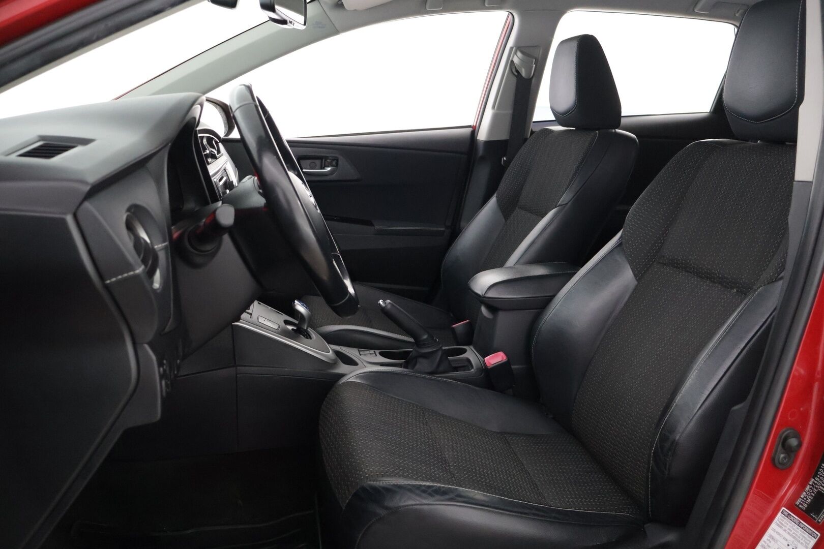 Toyota Auris 2013 1,8 Hybrid Premium ** P-Kamera / Puolinahka sisusta / Lohko /  NAVI / Bluetooth, Aux, USB, CD ** - Kahdet Renkaat vanteineen! 