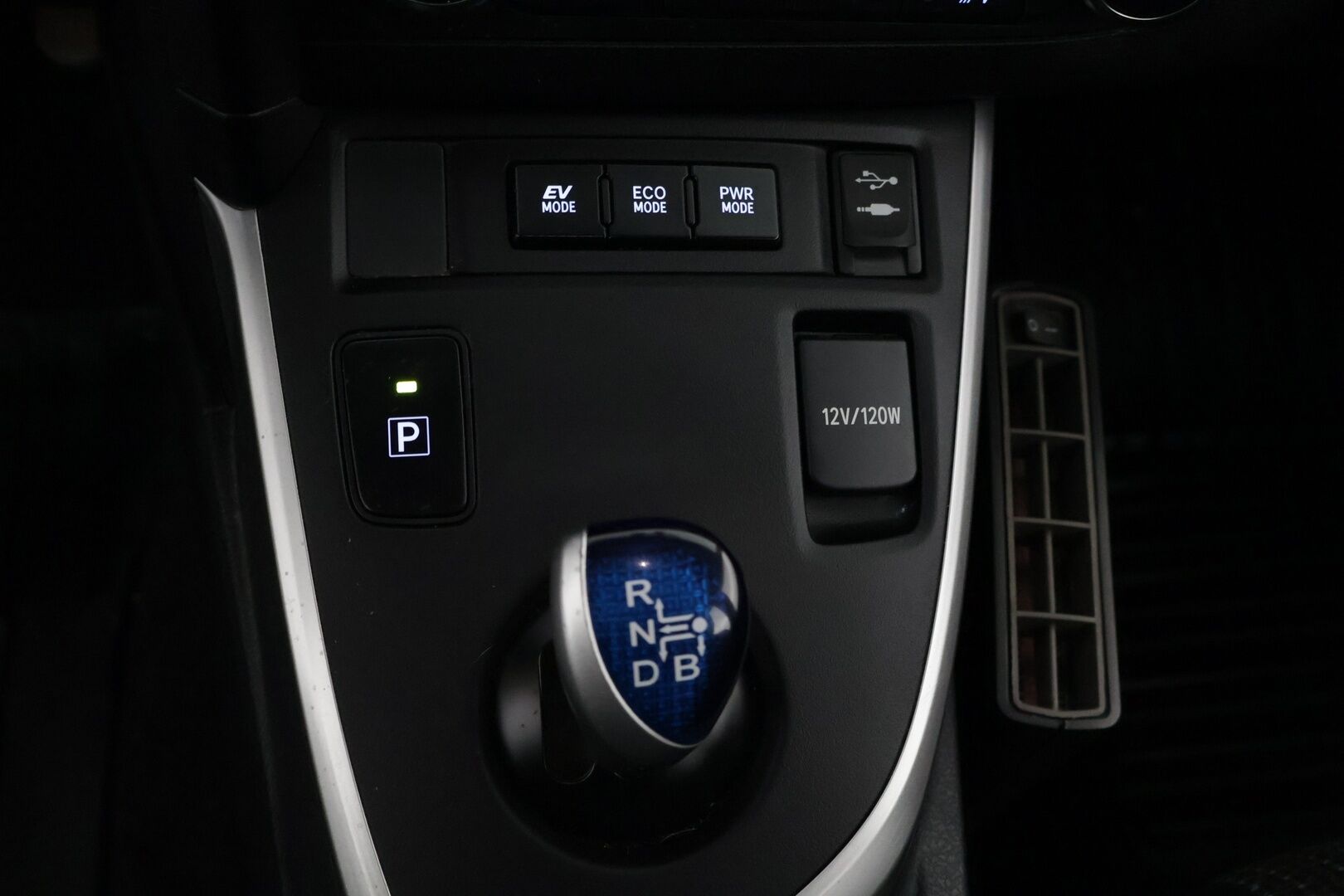 Toyota Auris 2013 1,8 Hybrid Premium ** P-Kamera / Puolinahka sisusta / Lohko /  NAVI / Bluetooth, Aux, USB, CD ** - Kahdet Renkaat vanteineen! 