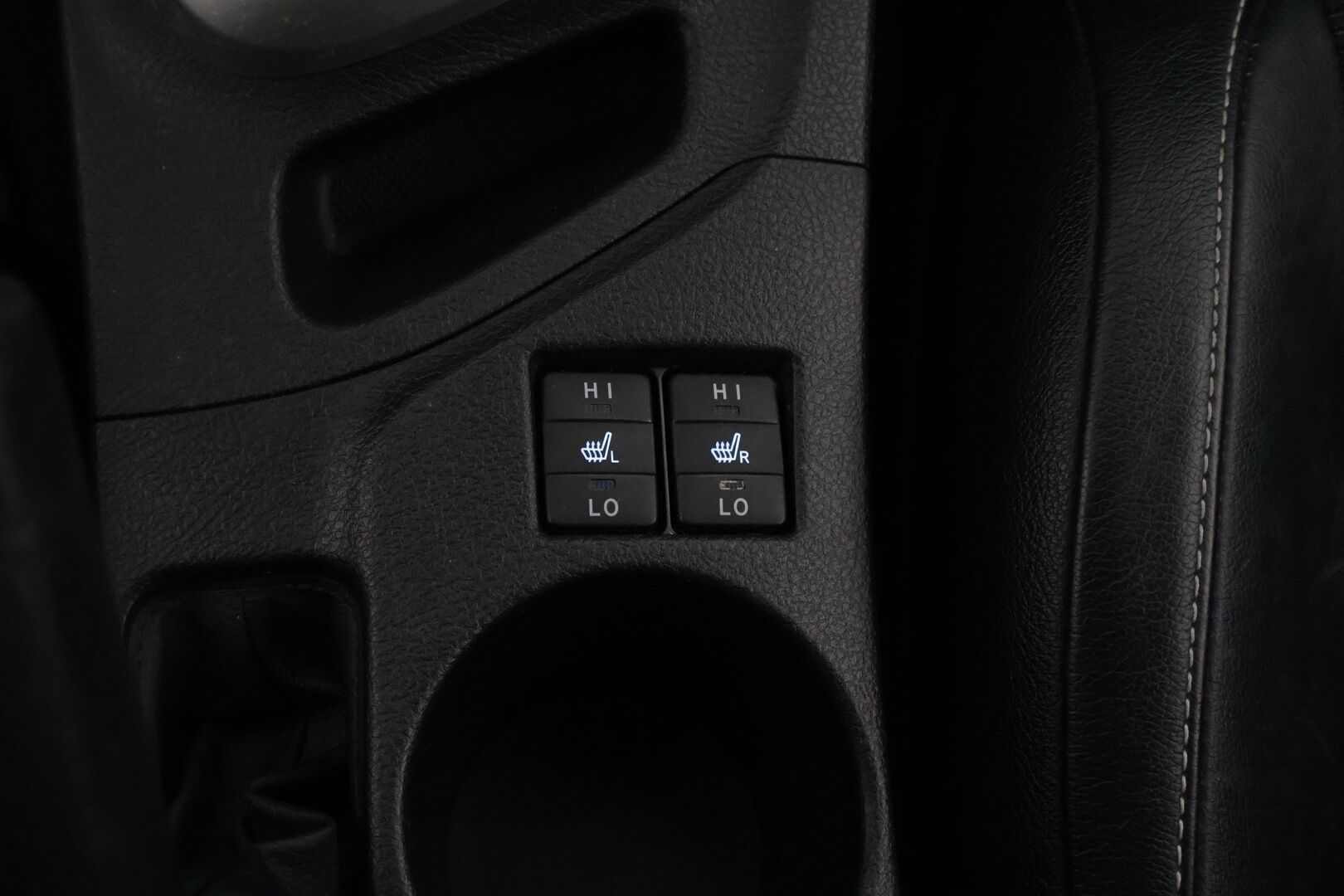 Toyota Auris 2013 1,8 Hybrid Premium ** P-Kamera / Puolinahka sisusta / Lohko /  NAVI / Bluetooth, Aux, USB, CD ** - Kahdet Renkaat vanteineen! 