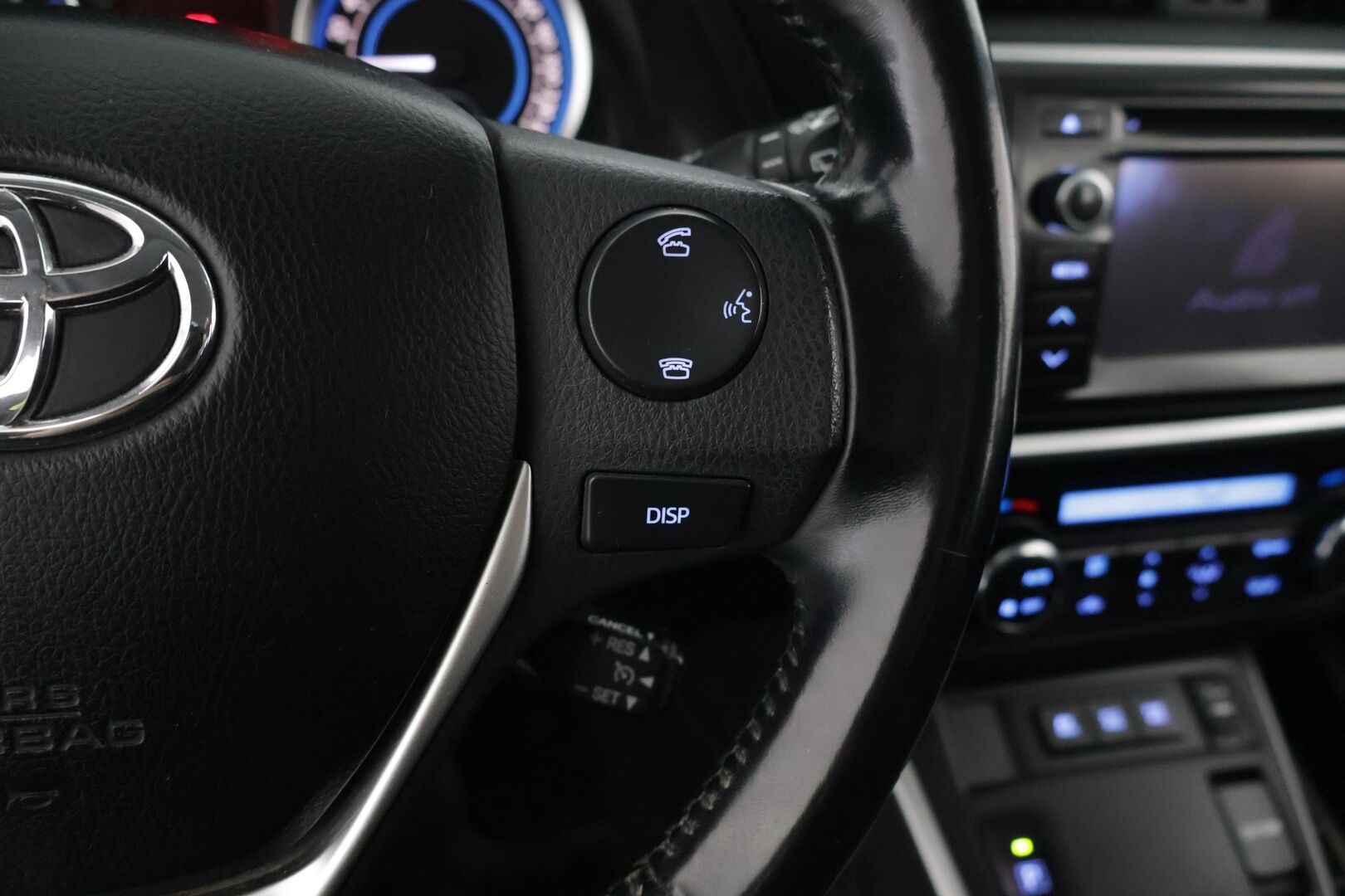 Toyota Auris 2013 1,8 Hybrid Premium ** P-Kamera / Puolinahka sisusta / Lohko /  NAVI / Bluetooth, Aux, USB, CD ** - Kahdet Renkaat vanteineen! 