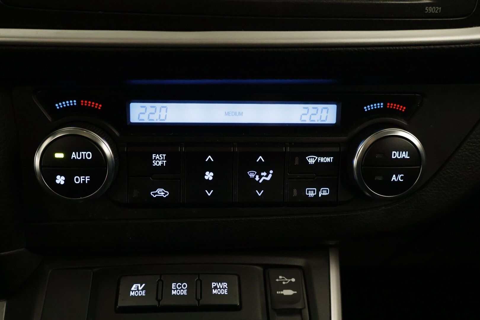 Toyota Auris 2013 1,8 Hybrid Premium ** P-Kamera / Puolinahka sisusta / Lohko /  NAVI / Bluetooth, Aux, USB, CD ** - Kahdet Renkaat vanteineen! 